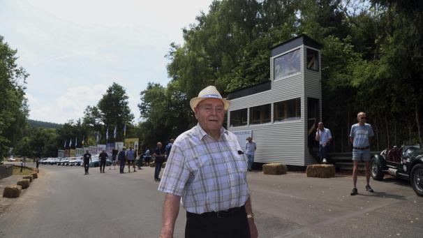<p>Erinnerungen als Rennfahrer: der fast 83 Jahre alte Oskar Kessler vor der nachgebauten Sprecherkabine in der Stavelot-Kurve.</p>