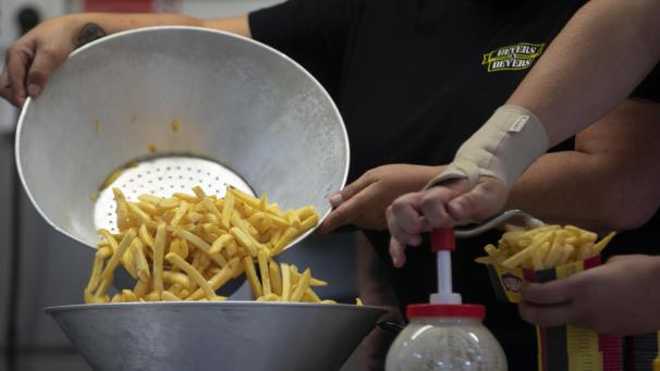 <p>Fritten,Burgerund Cola – aber bitte nicht vor dem Klassenzimmer</p>