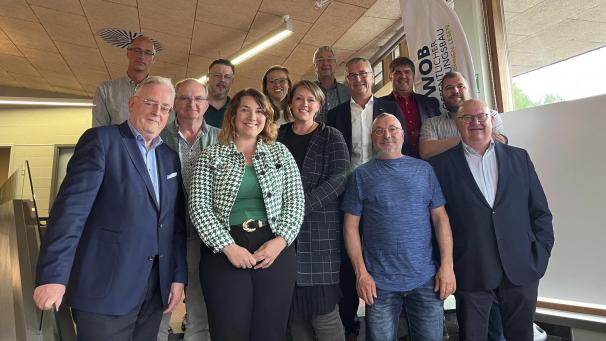 <p>Zu sehen ist auf diesem Bild der neue Verwaltungsrat, von vorne links nach oben links: Joseph Burtscheidt, Steffi Pauels, Jürgen Mertens, Michael Scholl, Serge Emontspohl, Guido Henning, Sarah Schopp, Leo Kreins, Mario Pitz, Guido Bertemes, Annabell Pommé, Dirk Laschet und Michael Fryns. Es fehlen Véronique Wetzlar, Rainer Stoffels und Theo Cappaert.</p>