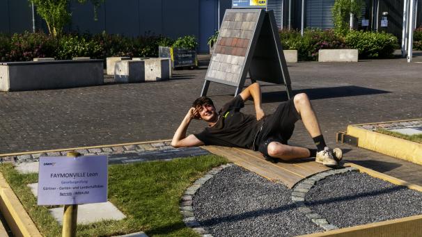 <p>Leon Faymonville aus Recht zeigt sein Gesellenstück. Die Werkstücke der Gartenbauer sehen gleich aus und unterscheiden sich nur im Detail, da die Aufgabe vorgegeben ist.</p>