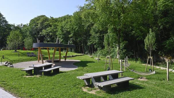 <p>Auf dem Areal sind unter anderem ein Grillplatz, ein Pavillon als Unterstellmöglichkeit sowie ein Entspannungsbereich mit Hängematten und Liegestühlen geschaffen worden.</p>