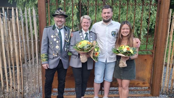 <p>Schönbergs neue Schützenköniginnen mit ihren Partnern</p>