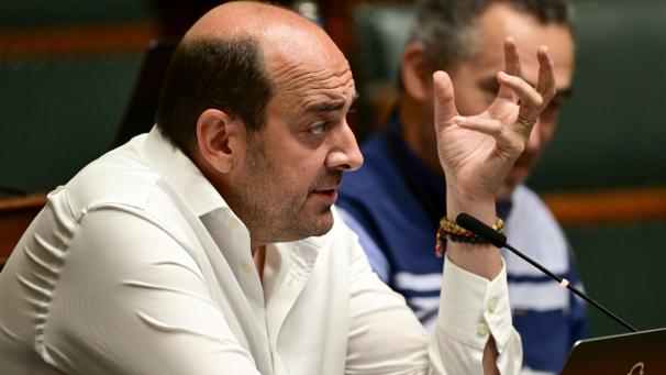 <p>Der MR-Abgeordnete Mathieu Michel drückte für einen Fraktionskollegen auf den grünen Abstimmungsknopf.</p>