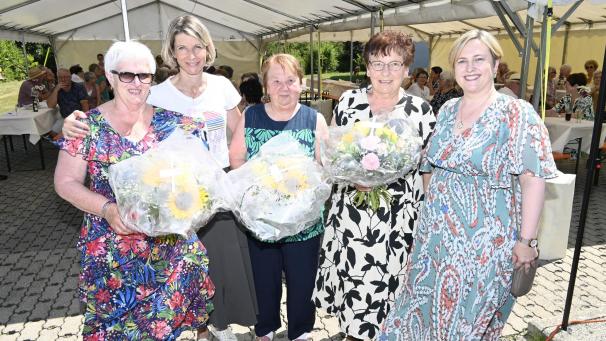 <p>Ehrenamtsfest anlässlich des 30-jährigen Bestehens der Aninmationsgruppe St.Vith: das Foto zeigt v.l.n.r. Johanna Jodocy-Schür, Cindy Kohnen, Marlene Weidert, Marita Colonerus und die neue Heimleiterin des Seniorenheims St. Elisabeth, Carina Schröder.</p>