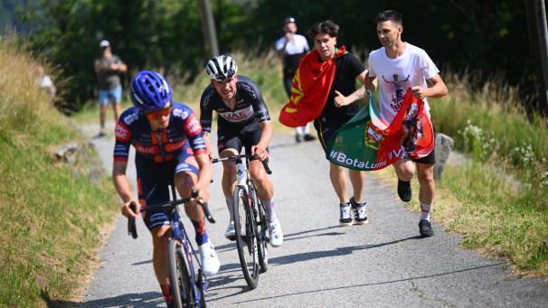 <p>Während der Portugiese Joao Almeida von seinen Landsleuten angefeuert wird, macht sich Oscar Onley (links) auf dem Weg zum Tagessieg.</p>