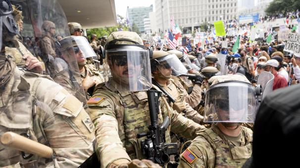 <p>Die kalifornische Nationalgarde und Marineinfanteristen drängen Demonstranten zurück während einer Demonstration vor dem Bundesgebäude.</p>