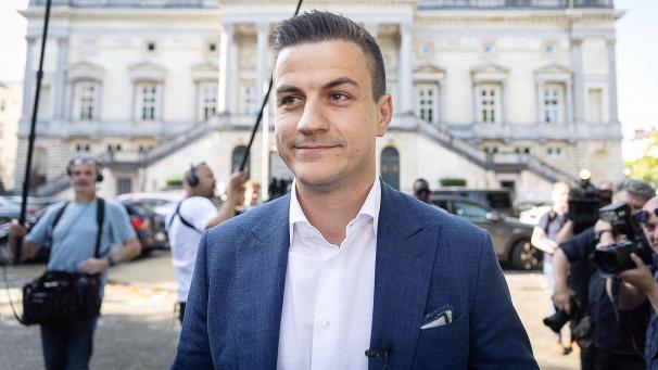<p>Dries Van Langenhove vor dem Gerichtsgebäude in Gent</p>