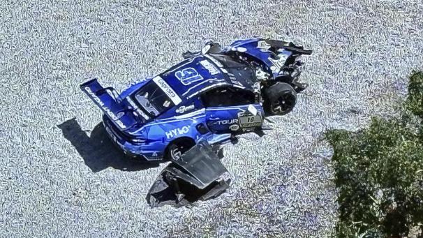 <p>Der schwer beschädigte Porsche von Laurens Vanthoor.</p>