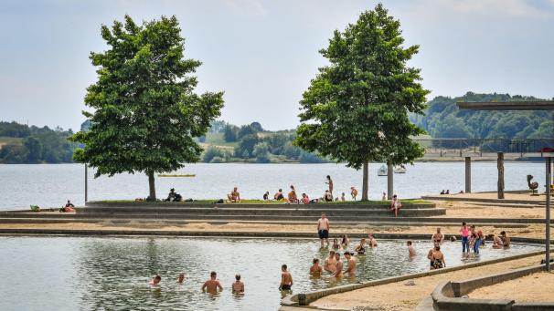 <p>Die Seen von L’Eau d’Heure erstrecken sich über die Provinzen Hennegau und Namur. Sie sind ein beliebter Bade- und Ausflugsort für Einheimische und Touristen.</p>