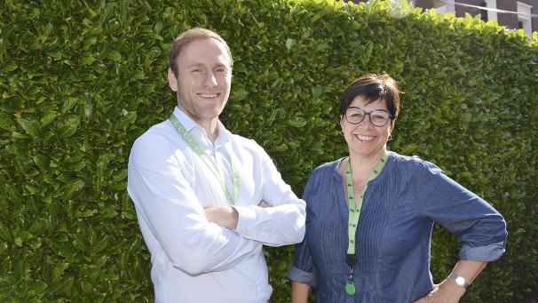 <p>Kritischer Blick auf Dotationen, Förderpolitik und Pflegegeld in der Deutschsprachigen Gemeinschaft: Mike Mettlen und Claudine Legros vom Studiendienst der Christlichen Gewerkschaft</p>
