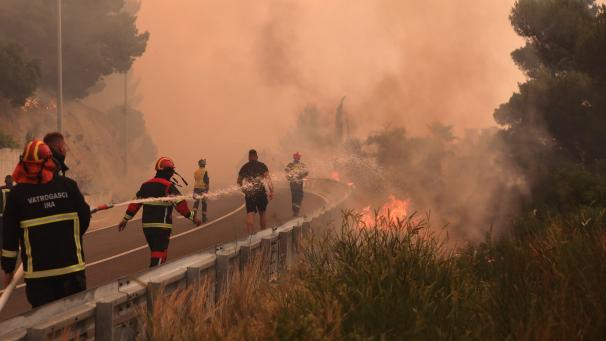 <p>Feuerwehrleute löschen in Pisak Brände neben einer Straße.</p>