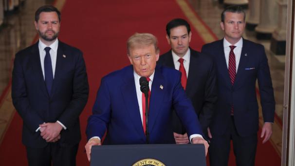 <p>US-Präsident Donald Trump (2.v.l) spricht im East Room des Weißen Hauses in Washington, nachdem das US-Militär drei iranische Nuklear- und Militäranlagen angegriffen hat und sich damit direkt den Bemühungen Israels anschließt, das iranische Atomprogramm zu kappen.</p>