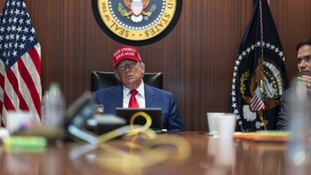 <p>Auf diesem vom Weißen Haus zur Verfügung gestellten Bild sitzen US-Präsident Donald Trump (links)und US-Außenminister Marco Rubio (rechts) im Situation Room im Weißen Haus in Washington.</p>