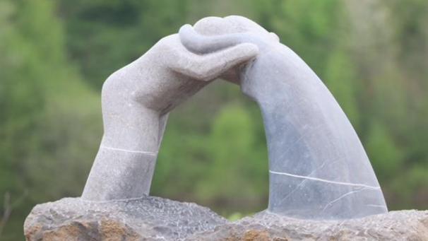 <p>Entlang des Weges begegnen die Teilnehmer eindrucksvollen Skulpturen aus regionalem Blaustein.</p>