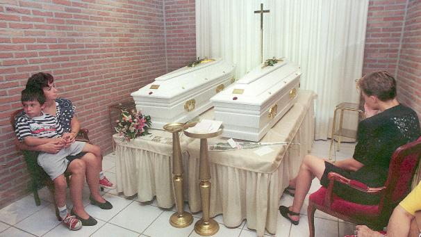 <p>Abschied in unendlicher Trauer: Die Mütter von Julie und Melissa, Louisa Lejeune (l.) und Carine Russo, wachen an den Särgen ihrer Töchter.</p>