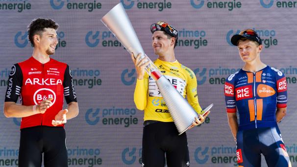 <p>Das Podium der Schweiz-Rundfahrt: Kevin Vauquelin, Sieger Joao Almeida und Oscar Onley (v.l.n.r.)</p>