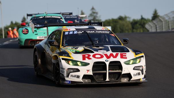 <p>Der bei den 24h Nürburgring siegreiche Rowe-BMW eingangs der Nordschleife</p>