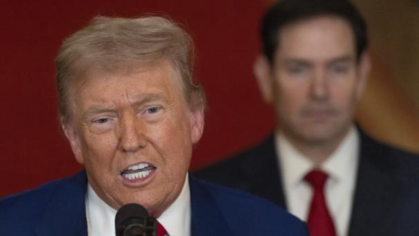 <p>US-Präsident Donald Trump (l) spricht im East Room des Weißen Hauses in Washington, nachdem das US-Militär drei iranische Nuklear- und Militäranlagen angegriffen hat.</p>