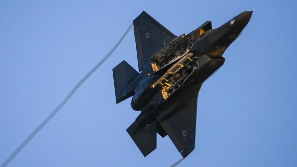 <p>Ein F-35-Kampfflugzeug der israelischen Luftwaffe fliegt über eine Abschlussfeier für neue Piloten auf dem Luftwaffenstützpunkt Hatzerim in der Nähe der südisraelischen Stadt Beerscheba.</p>