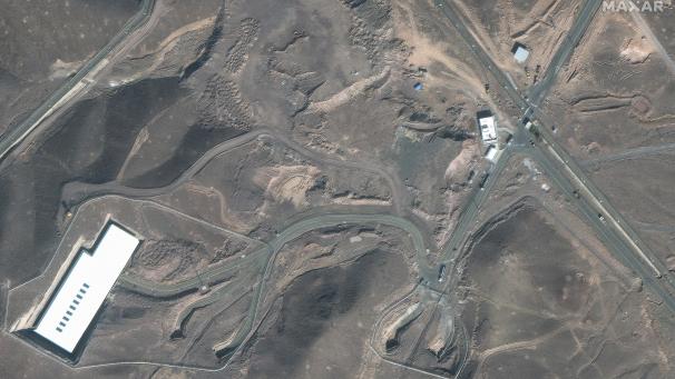 <p>Dieses von Maxar Technologies zur Verfügung gestellte Satellitenbild zeigt Fahrzeuge in der Anreicherungsanlage Fordo in Iran am Freitag, 20. Juni 2025.</p>