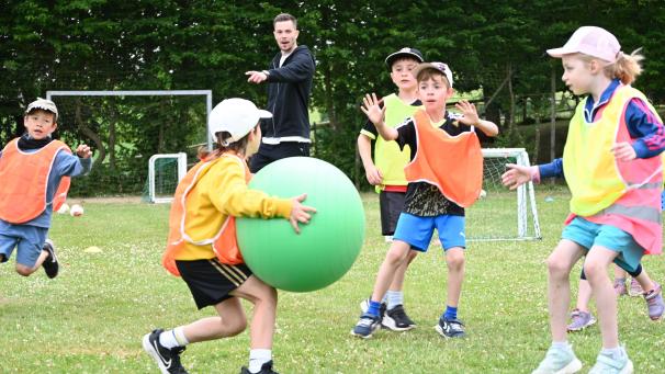 <p>Sportlehrer Kevin Sarlette (im Hintergrund) ist für die Vorbereitung der Aktivitäten zuständig.</p>