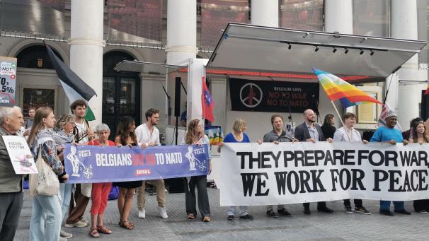 <p>Am Montag protestierte die Plattform „Stop Militarisation“, ein Zusammenschluss von 40 Organisationen, in Brüssel gegen das von der NATO angestrebte Rüstungsziel von fünf Prozent. Die Aktivisten kritisierten die zunehmende Militarisierung und forderten stattdessen Investitionen in soziale und ökologische Bereiche.</p>