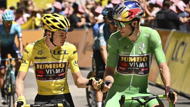 <p>Wout van Aert (r.) wird auch in diesem Jahr zu den wichtigten Helfern von Tour-Favorit Jonas Vingegaard (l.) zählen.</p>