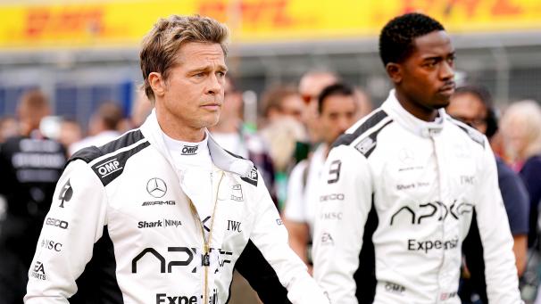 <p>Brad Pitt als Rennfahrer Sonny Hayes auf dem Yas Marina Circuit: Der Hollywood-Star gibt in „F1“ Vollgas – in einem Film, der echte Formel-1-Action mit filmreifer Dramatik verbindet.</p>