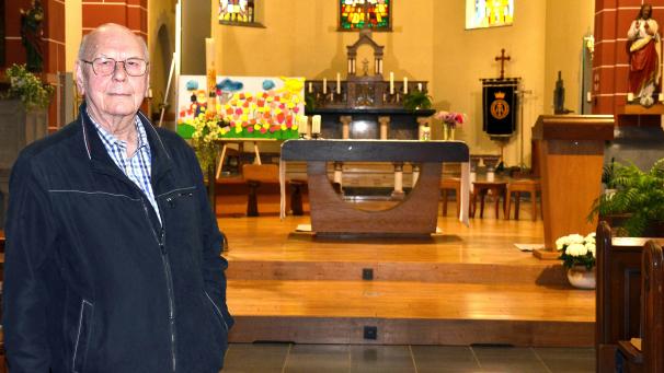 <p>Alfons Thunus in seiner Heimatkirche in Bütgenbach: Am 29. Juni feiert der engagierte Seelsorger und langjährige Lehrer an der Bischöflichen Schule St.Vith sein eisernes Priesterjubiläum – 65 Jahre im Dienst für Gott und die Menschen.</p>