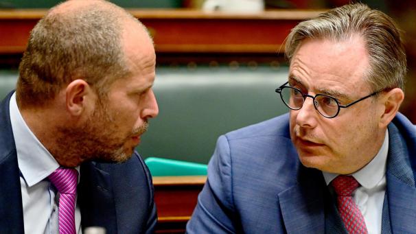<p>„Die größte Verteidigungsinvestition der letzten 40 Jahre“: Premierminister De Wever (r.) und Verteidigungsminister Francken</p>
