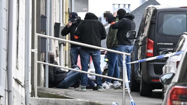 <p>Einige der Bandenmitglieder wurden am Morgen des Altweiberdonnerstags am Rotenberg in Eupen von Spezialkräften festgenommen. Vorausgegangen war eine Verfolgsungsjagd durch die Stadt.</p>
