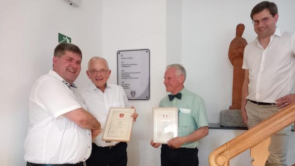<p>August Boffenrath (2.v.l.) und Ulrich Deller (2.v.r.) wurde der Titel Ehrenschöffe der Gemeinde Raeren verliehen. Erste Gratulanten waren Bürgermeister Mario Pitz (1.v.l.) und Generaldirektor Pascal Neumann (1.v.r.).</p>