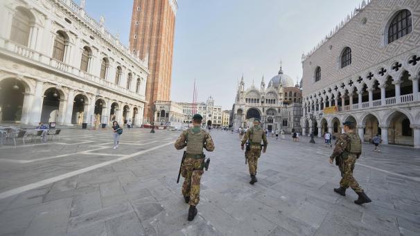 <p>Soldaten der italienischen Armee patrouillieren vor der Hochzeit von Multimilliardär Bezos und Sanchez auf dem Markusplatz in Venedig</p>