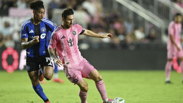 <p>Nathan Saliba im Duell mit Lionel Messi</p>
