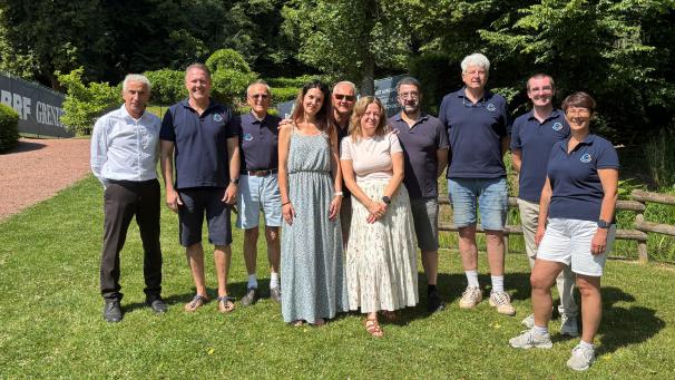 <p>Gruppenbild mit einem Teil des Verwaltungsrates: Linda Kreusch (Mitte rechts) hat die Geschäftsführung des Eupener Sportbundes von Perdita Keutgen (Mitte links) übernommen.</p>