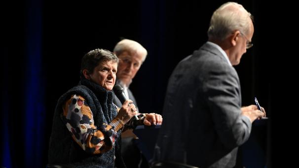 <p>Energieschöffin Gaby Schröder und Bürgermeister Werner Henkes (im Hintergrund) wiesen die Vorwürfe der Opposition um Herbert Grommes (r.) im Vorfeld der Stadtratssitzung entschieden zurück.</p>