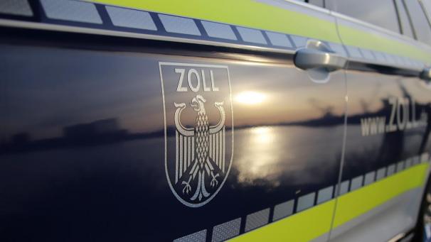 <p>An den 211 Kilometer langen Grenzen zu Belgien und den Niederlanden sind die Zöllner täglich im Einsatz.</p>