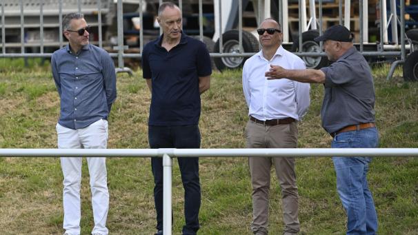 <p>Die Eupener Vereinsführung beim Auftakttraining am Mittwoch: Thomas Herbert (Finanzdirektor), Dr. Andreas Bleicher (Verwaltungsratsmitglied) und Christoph Henkel (Generaldirektor) mit Siggi Marti (Scouting-Direktor) (v.l.).</p>