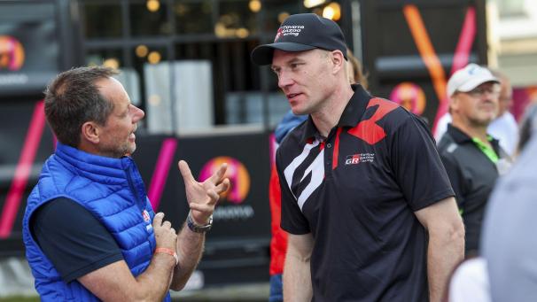 <p>Angeregtes Gespräch zwischen zwei Stargästen: Freddy Loix (links) und Jari-Matti Latvala.</p>