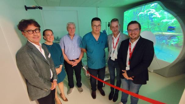 <p>Freuen sich über die Inbetriebnahme des neuen MRT-Geräts in der St.Vither Klinik St. Josef: Dr. Jacques Olette (Radiologie), Lydia Klinkenberg (Ministerin), Werner Henkes (Bürgermeister), Dr. Erdem Orberk (Radiologie), Pierre-Yves Vandenbrouck (Radiologie) und Gaëtan Dumoulin (Klinikdirektor).</p>