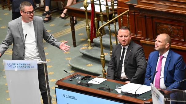 <p>Raoul Hedebouw (l.) verspottete die Schleimereien von NATO-Chef Rutte gegenüber Donald Trump. Rechts im Bild: Verteidigungsminister Francken.</p>