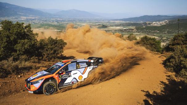 <p>Neuville-Wydaeghe (Hyundai) unterwegs auf der staubigen Piste in Griechenland.</p>