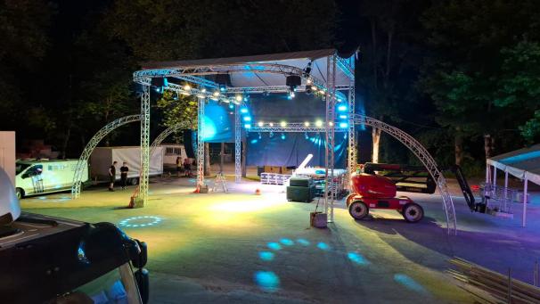 <p>Ein Bild vom Aufbau am Mittwochabend: Recht bereitet sich auf die Beachparty vor.</p>