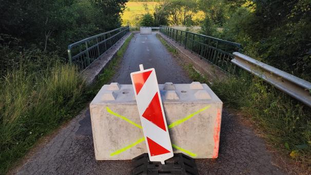 <p>Die gesperrte Brücke Richtung Fanks Mühle stellt ein Sicherheitsrisiko dar.</p>
