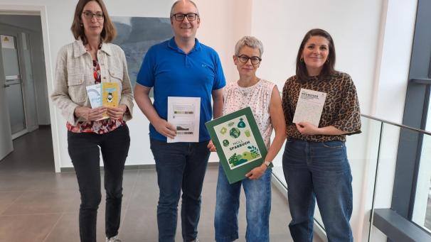 <p>Richtig entsorgen oder besser noch Abfall vermeiden ist die Botschaft von Schöffin Caroline Völl, Umweltberaterin Alexandra Hilgers, Schöffe Fabrice Paulus und Kommunikationschefin Daniela Linden (v.r.)</p>