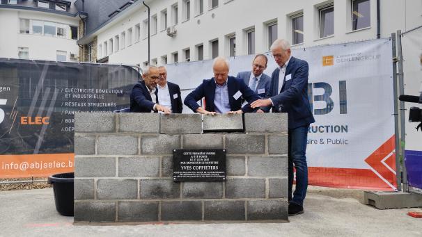 <p>Üben sich als Maurermeister: Schöffe Ersel Kaynak, CHRAM-Direktor Stephan Dubois, Minister Yves Coppieters, Bürgermeister Jean-Paul Bastin und CHRAM-Präsident Jacques-Remy Paquay.</p>