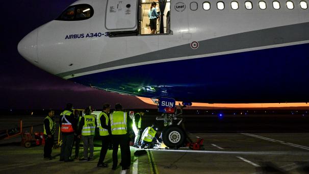 <p>Beim Schleppen des Flugzeugs brach eine Zugstange, wodurch zwei Räder des Bugfahrwerks beschädigt wurden.</p>