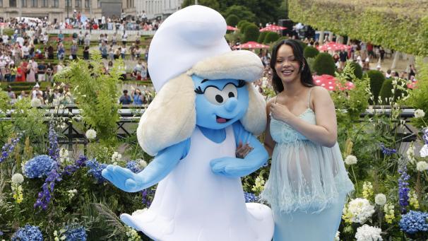 <p>Rihanna und Schlumpfine in Brüssel.</p>
