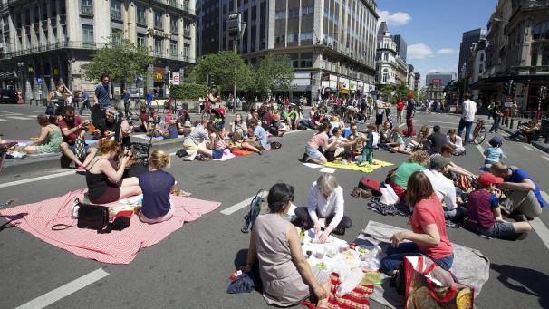 <p>Kurz vor der Sperrung für den Autoverkehr, fand am 7. Juni 2015 ein Picknick auf dem Boulevard Anspach statt.</p>