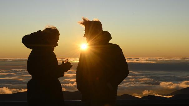 <p>Im Rahmen ihres Staatsbesuchs in Chile besuchten König Philippe und Königin Mathilde das Very Large Telescope (VLT) der europäischen Südsternwarte und konnten im Anschluss den phänomenalen Sonnenuntergang vom 2.635 Meter hohen Cerro Paranal in der Atacama-Wüste genießen.</p>